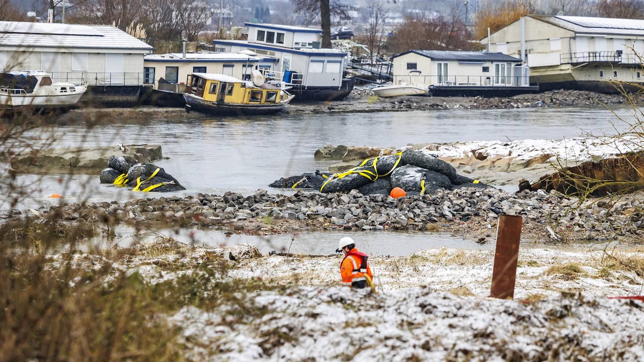 Emergency Dam Collapse and Houseboats Sinking in Maastricht’s Stuwweg Watercourse – Rijkswaterstaat Working to Repair Broken Dam