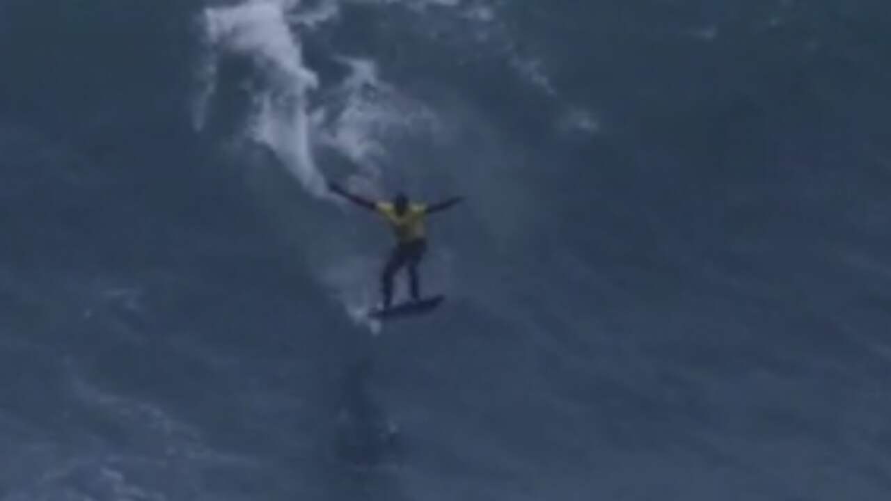 Surfer doet stunt op golf van 12 meter in Portugal