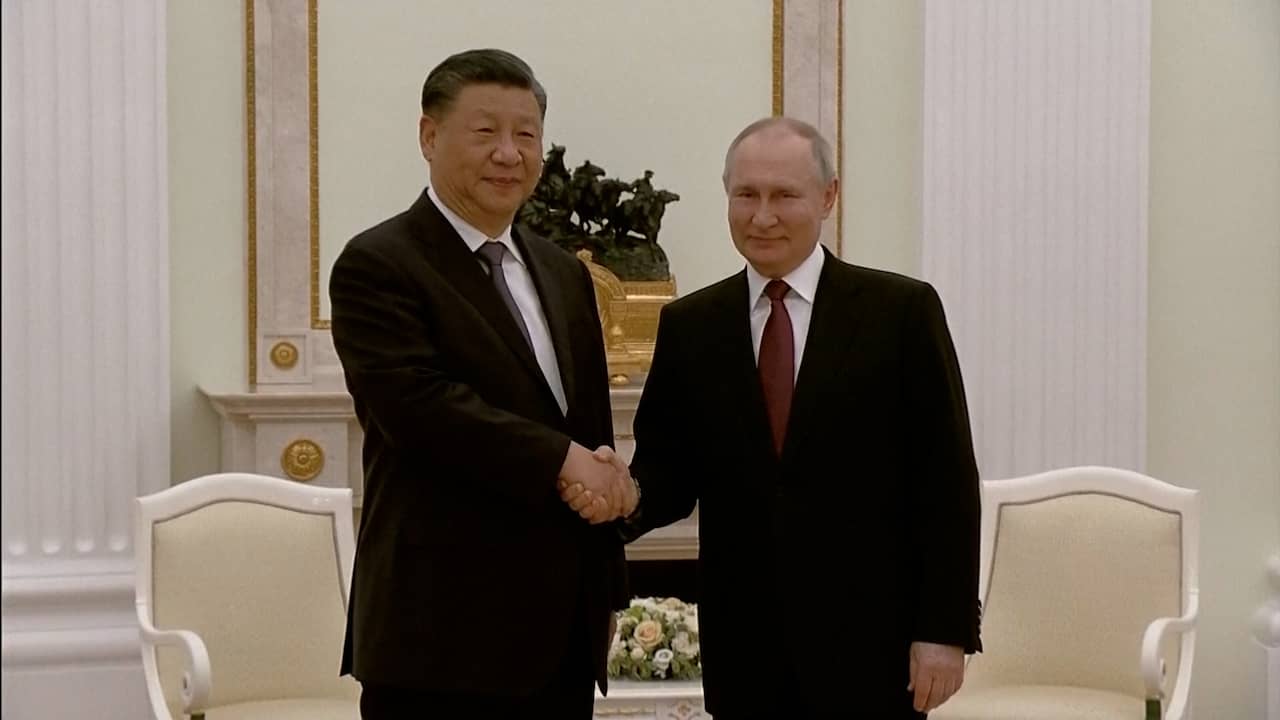 Beeld uit video: Chinese president Xi en Poetin schudden elkaar de hand in Moskou