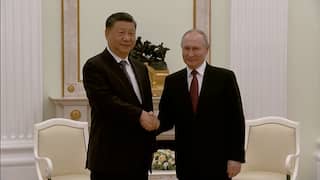 Chinese president Xi en Poetin schudden elkaar de hand in Moskou