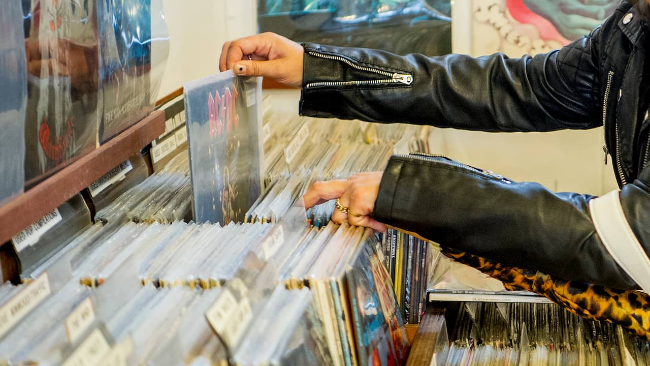 More turnover from vinyl than from CD, but there is little music left in both |  NOW