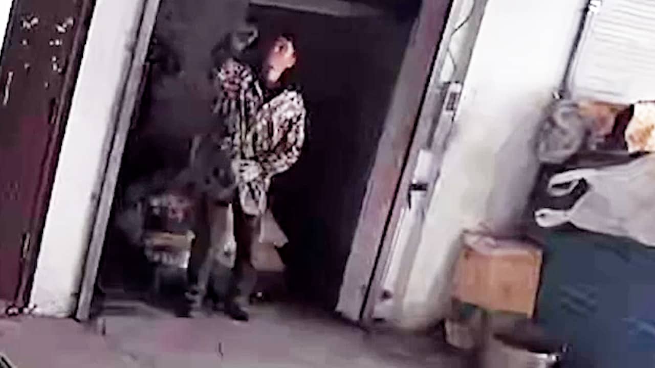 Beeld uit video: Chinees stapt net uit lift voordat deze neerstort