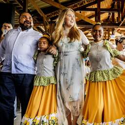 Video | Amalia laat haar dansmoves zien tijdens bezoek aan Bonaire
