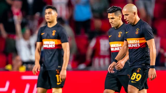 De spelers van Galatasaray dropen af na de 5-1-nederlaag tegen PSV.