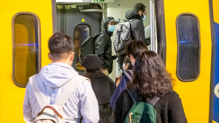 Treinreizigers Moeten Binnenkort Weer Naast Elkaar Zitten In Drukkere ...