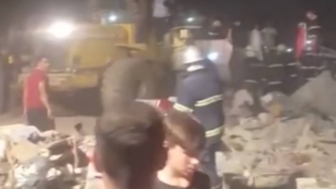Bulldozer zoekt in puin naar overlevenden na explosie in Bagdad