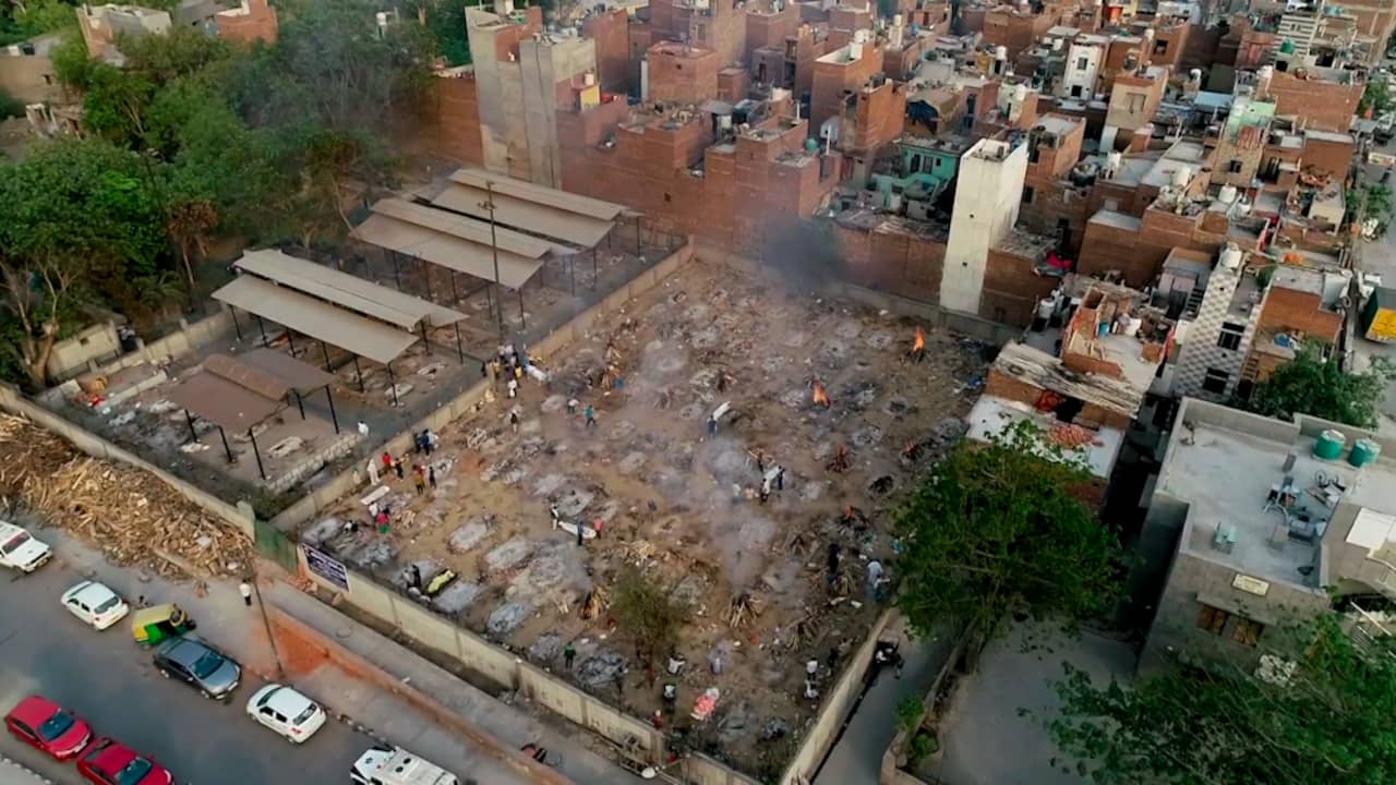 Beeld uit video: Dronebeelden tonen massale brandstapels bij crematorium in India