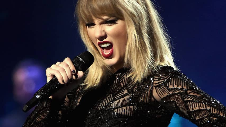 Taylor Swift haalt Robbie Williams op podium voor duet in Londen