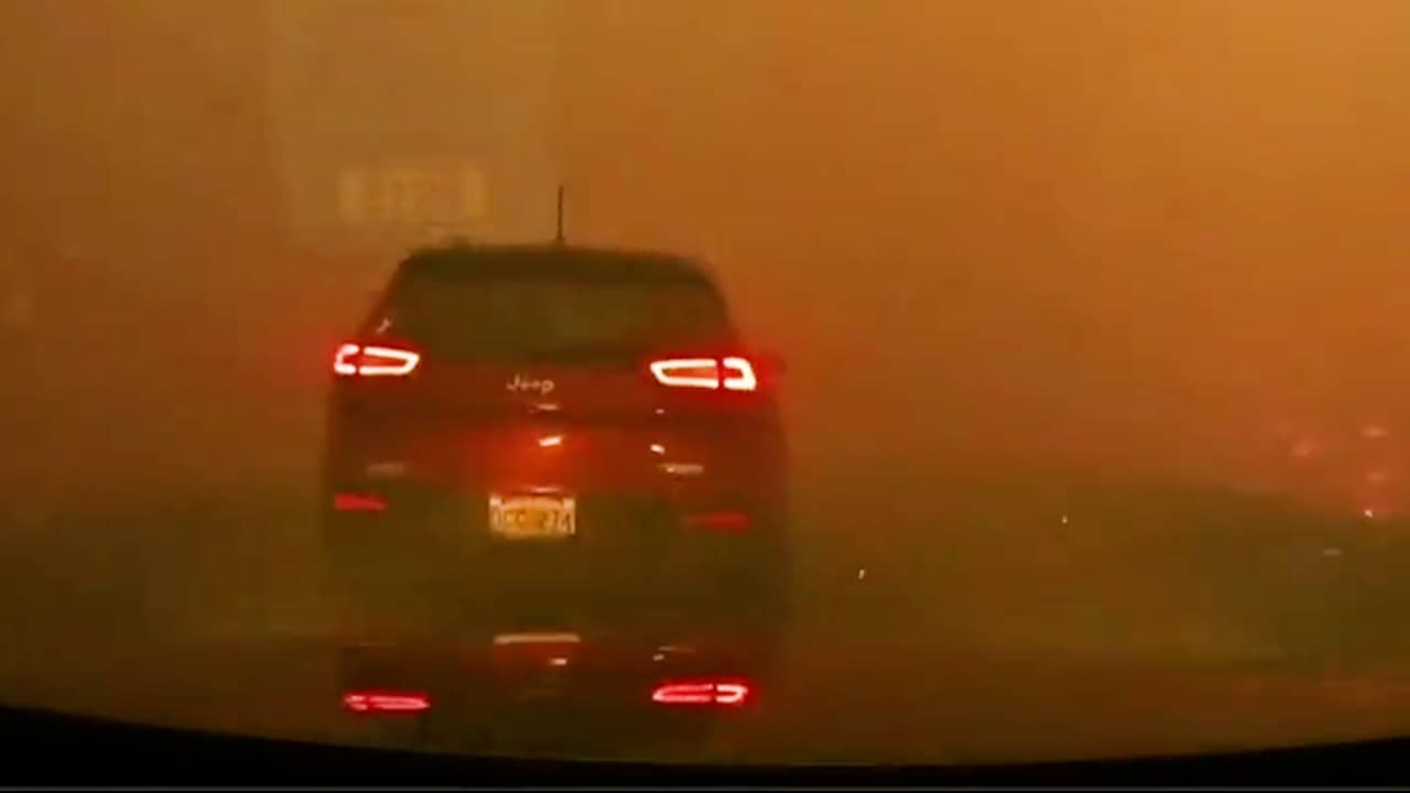 Beeld uit video: Dashcam filmt hoe auto door natuurbrand rijdt in Canada