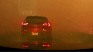 Dashcam filmt hoe auto door natuurbrand rijdt in Canada