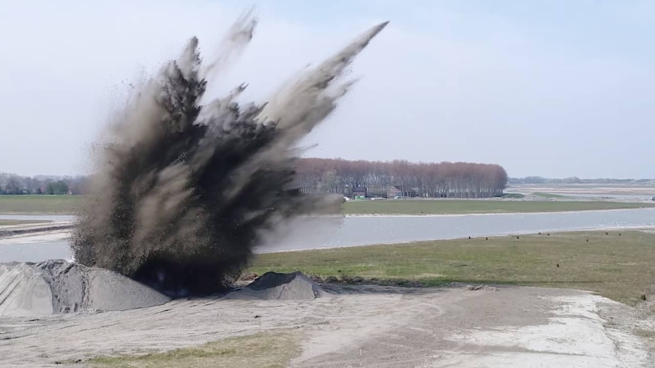Beeld uit video: Drone filmt ontploffing van vliegtuigbom uit WO II in Zeeland