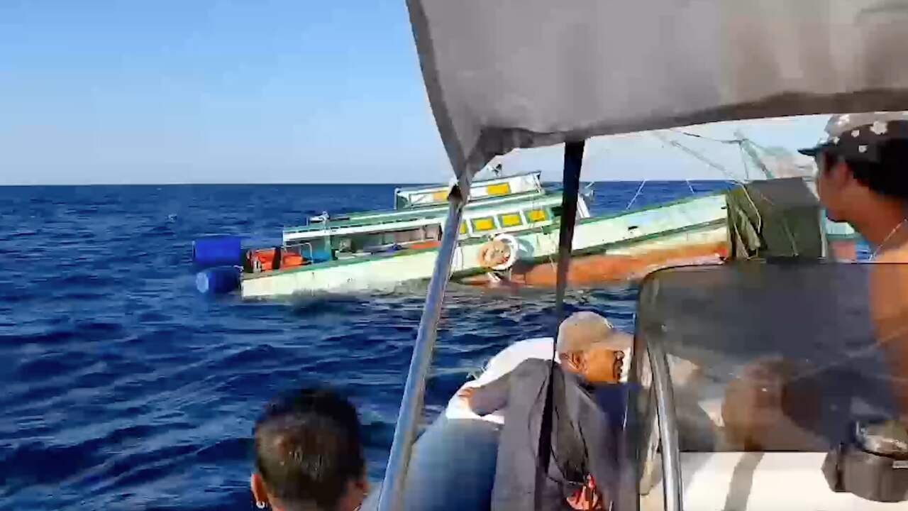 Beeld uit video: Thaise marine redt vissers net op tijd van zinkende boot