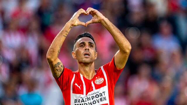 Eran Zahavi viert zijn openingstreffer met de fans van PSV.