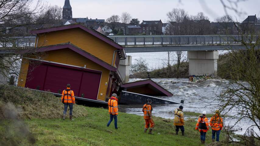 Maastrichtse brug dreigt in te storten na botsing met woonboot door hoogwater. Maastrichtse brug dreigt in te storten na botsing met woonboot door hoogwater.