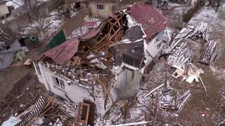 Russische luchtaanvallen veroorzaken puinhoop in Oekraïens dorp