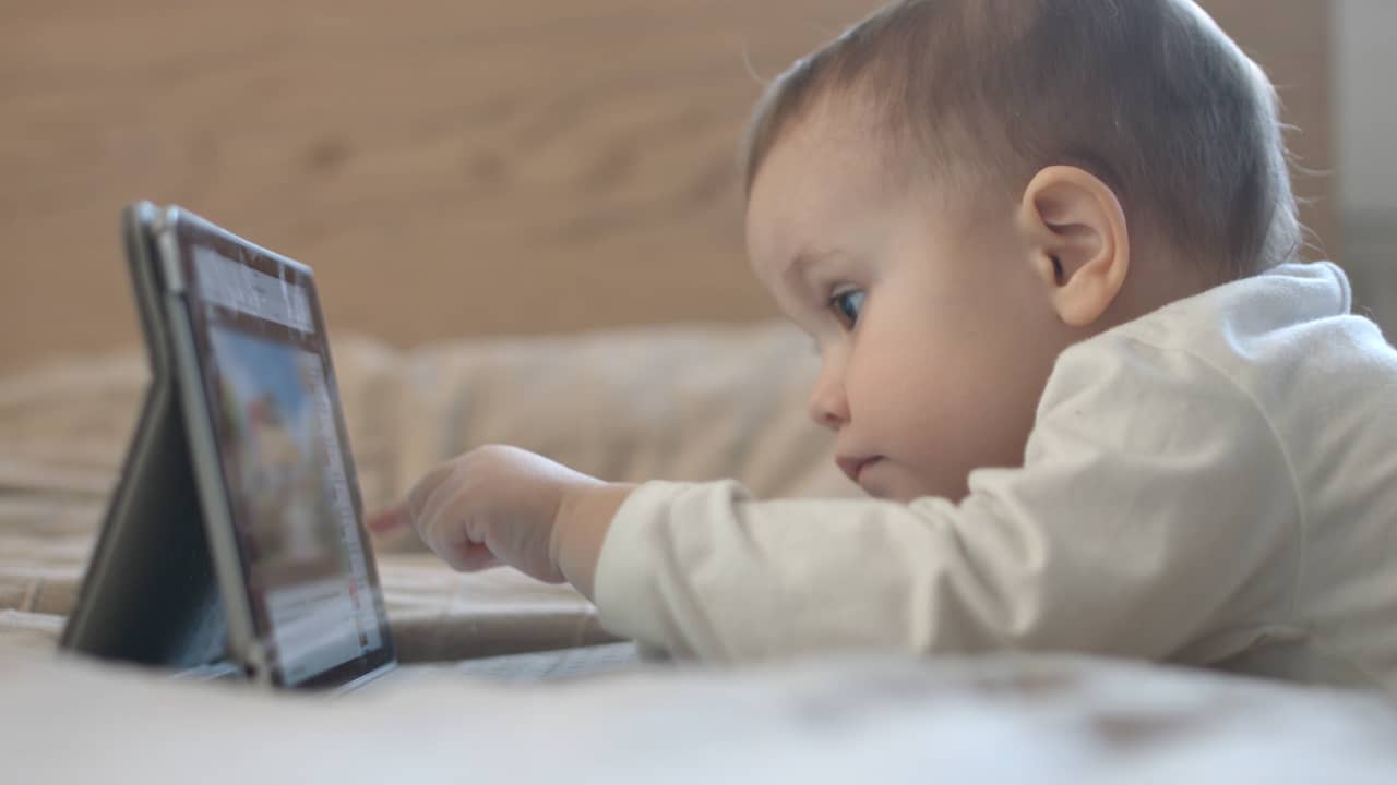 Beeld uit video: Kinderen weer meer achter scherm: zo kun je het als ouder beter doen
