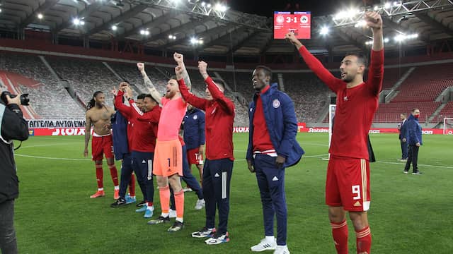 De spelers van Olympiacos vieren het veroveren van de 46e landstitel.