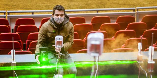 Wetenschappers waarschuwen opnieuw voor coronabesmetting door de lucht