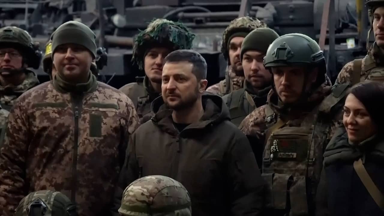 Beeld uit video: Zelensky bezoekt troepen in zwaar beschoten Bakhmut: 'Wees sterk'