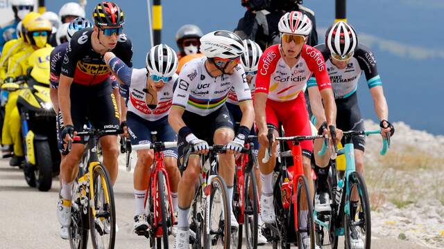 Een kopgroep van zeven renners, onder wie Julian Alaphilippe en Wout van Aert, maakte de dienst uit bij de eerste beklimming van de Mont Ventoux.