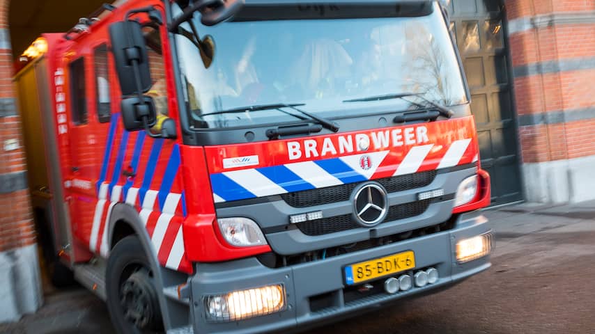 Brandweer koelt vat Oude Maasweg