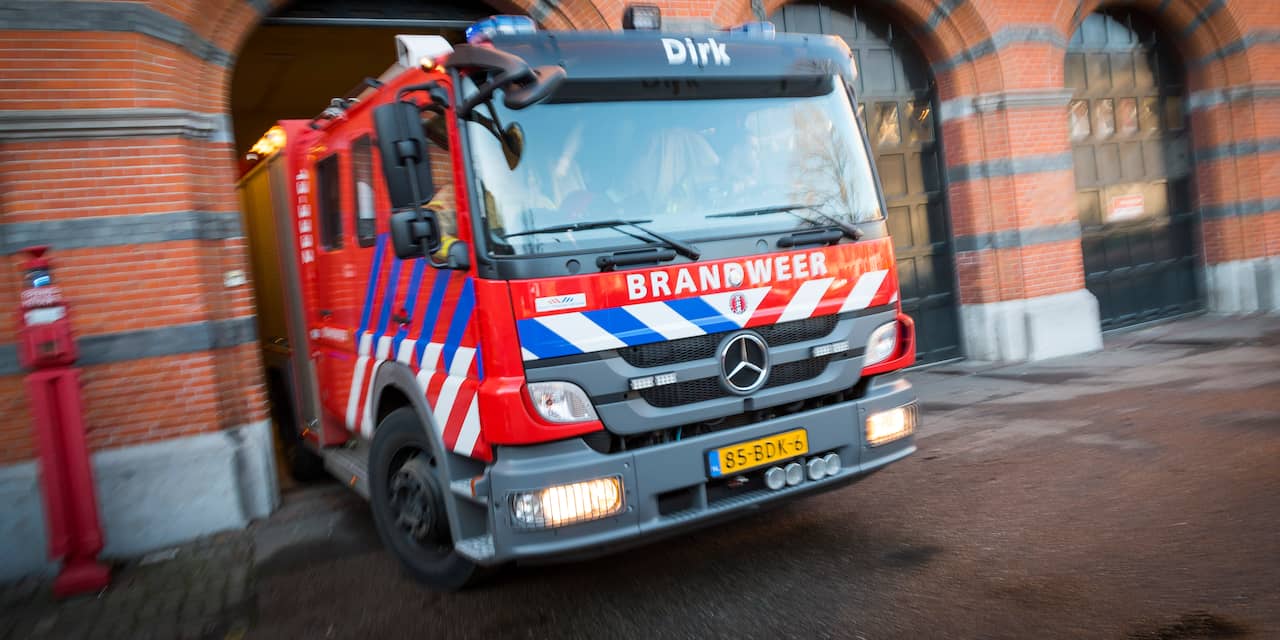 Brandweer koelt vat Oude Maasweg