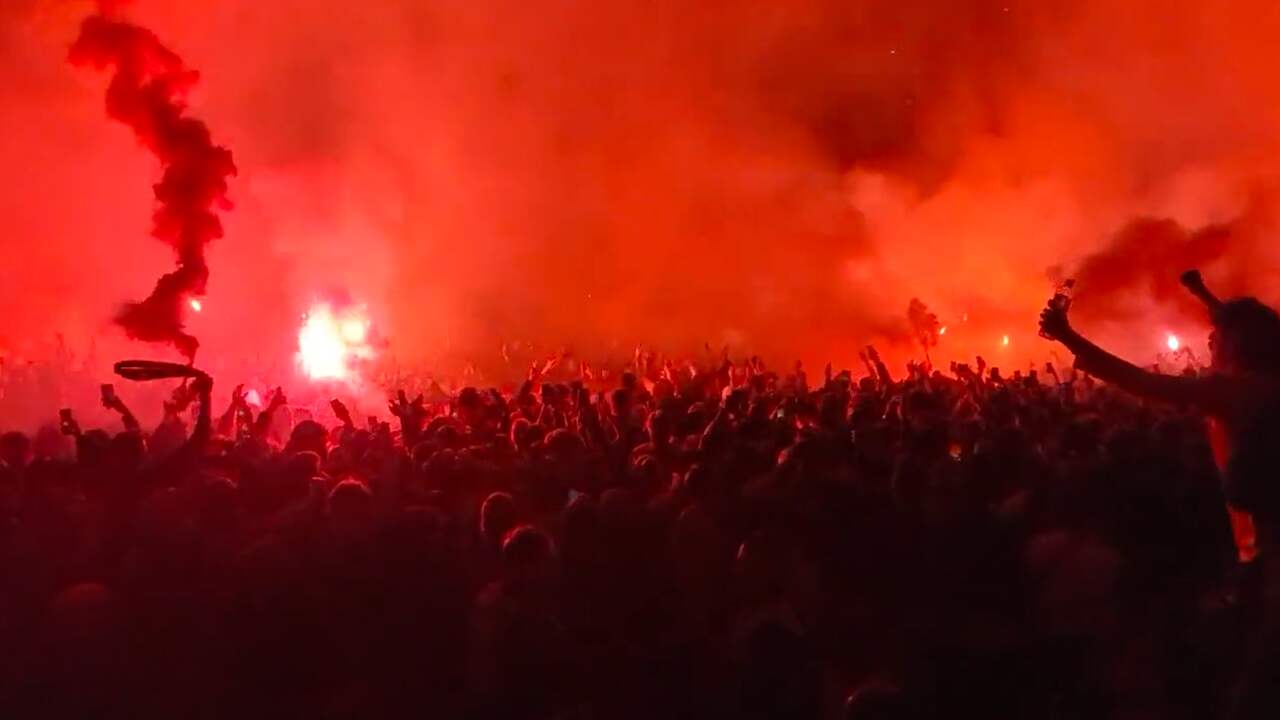 Beeld uit video: Australiërs vieren 's nachts feest na bereiken achtste finale op WK