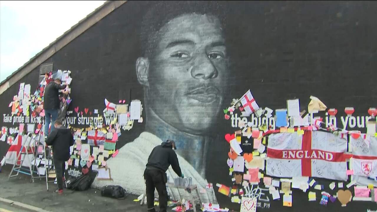 Beeld uit video: Engelse supporters versieren vernielde muurschildering Rashford
