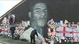 Engelse supporters versieren vernielde muurschildering Rashford