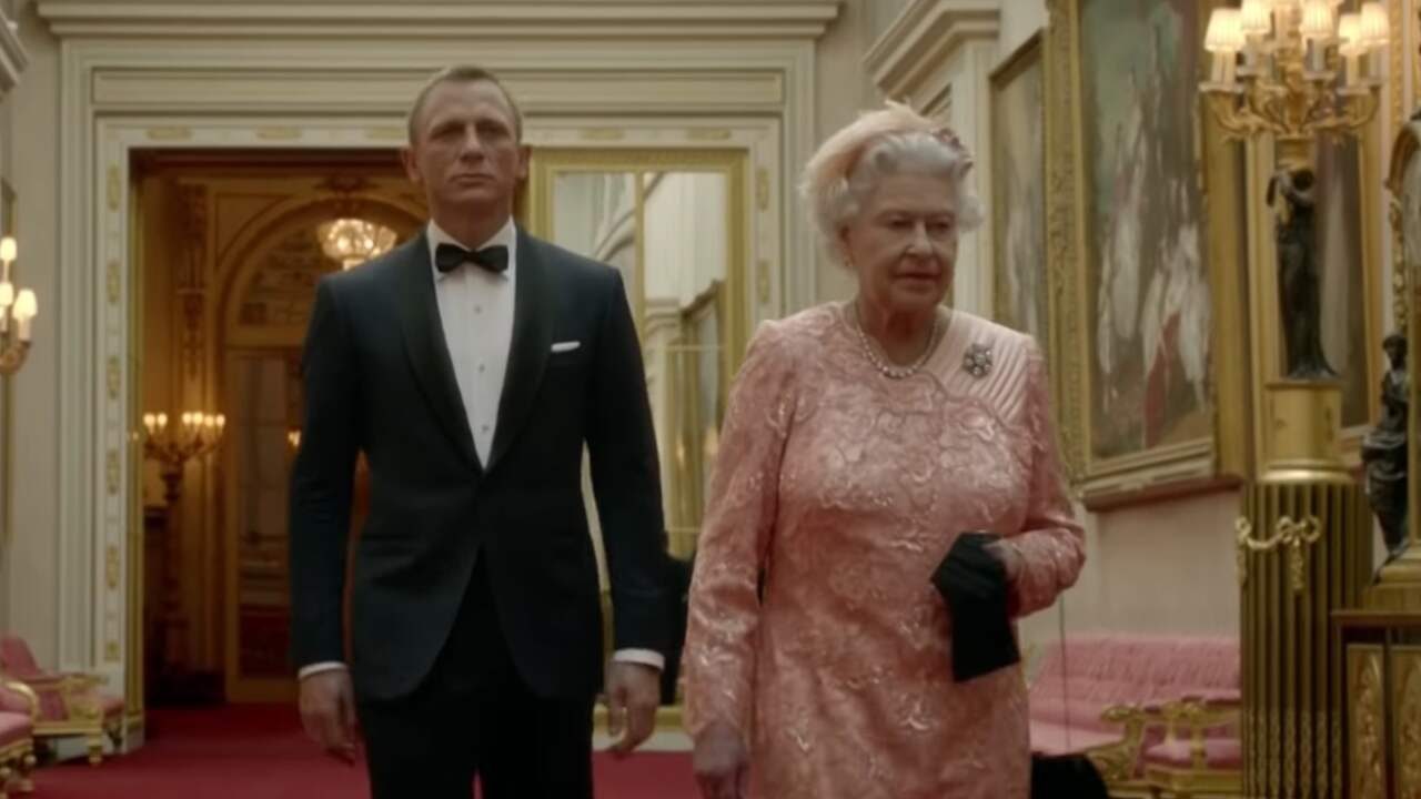 James Bond begeleidt The Queen naar Olympische Spelen
