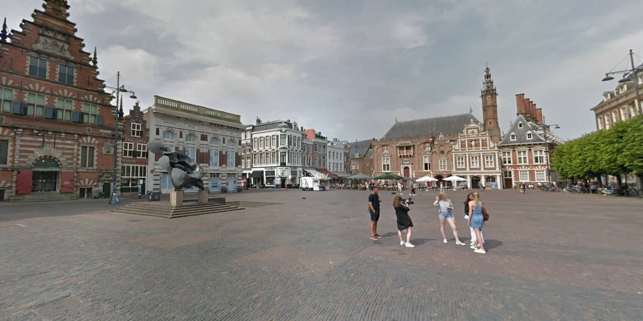 Boa's voeren actie op Grote Markt in Haarlem na mishandeling in IJmuiden
