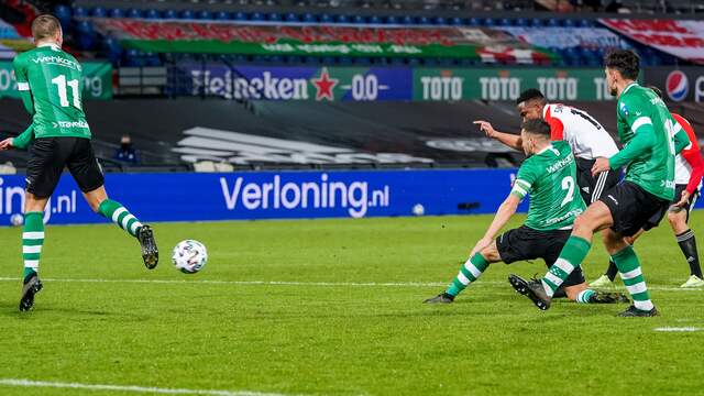 Luis Sinisterra op weg naar de 1-0 tegen PEC Zwolle.