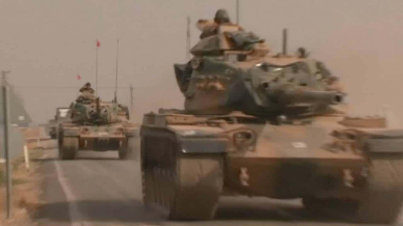 Beeld uit video: Turkse tanks steken grens met Syrië over voor offensief 