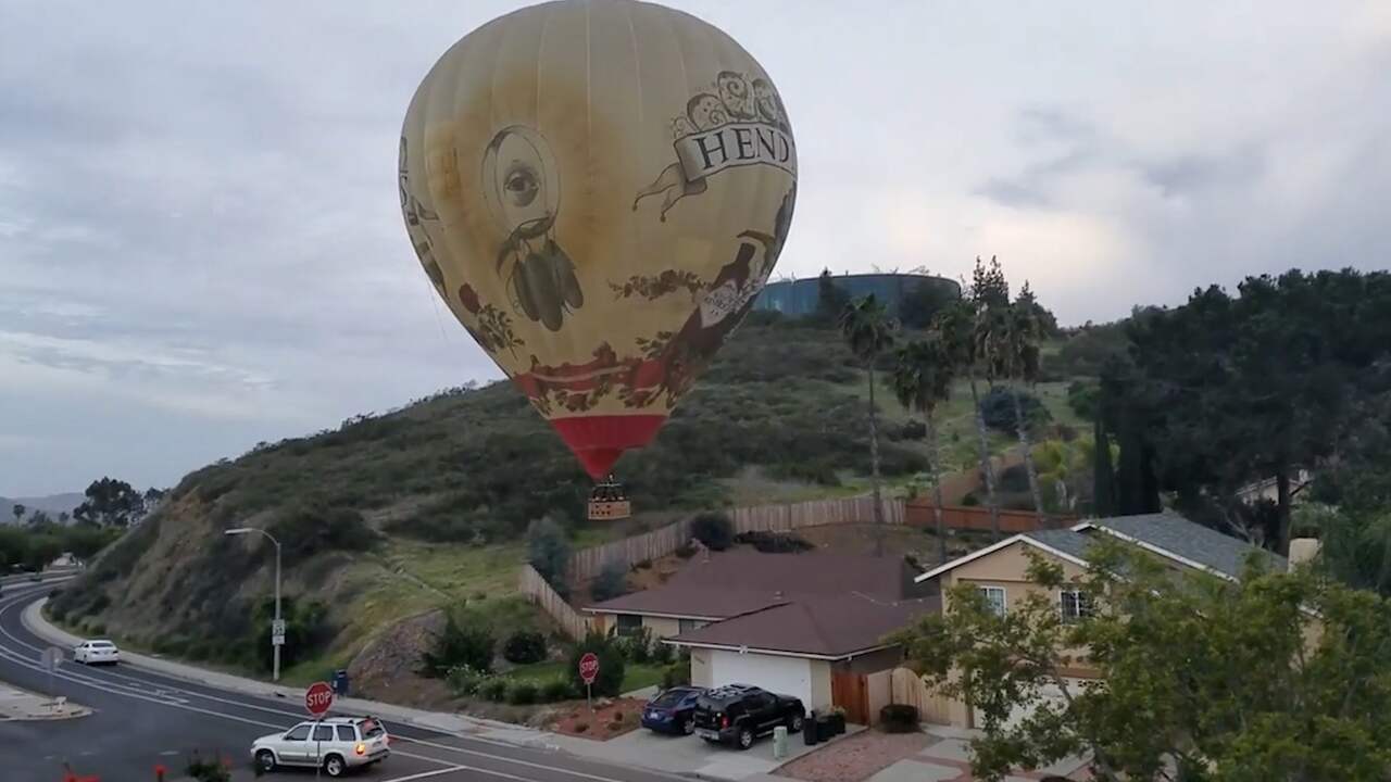 Beeld uit video: Heteluchtballon maakt noodlanding in woonwijk San Diego