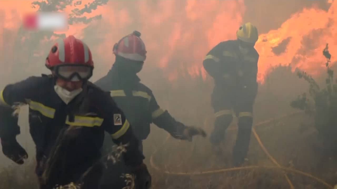 Beeld uit video: Spaanse brandweer vlucht voor naderende vlammen van bosbrand