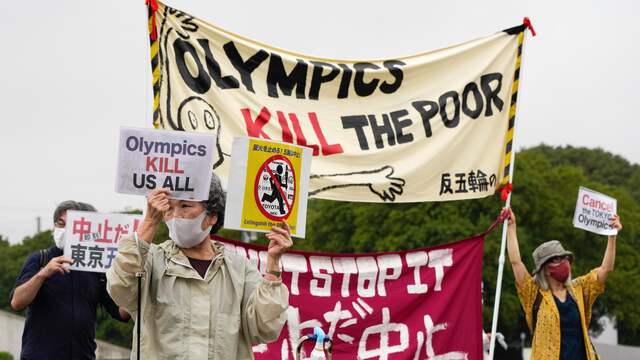 De Japanse regering besloot donderdag al om tijdens de Spelen geen toeschouwers toe te laten, maar een aantal Japanners wil liever dat de Spelen helemaal niet doorgaan.