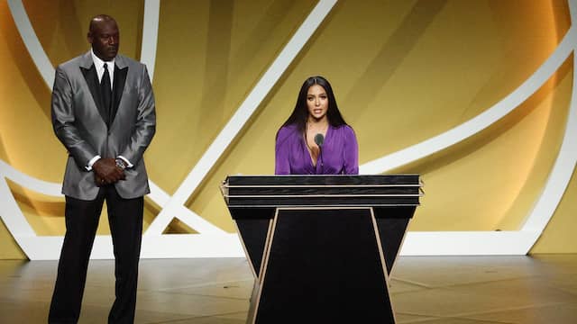 Vanessa Bryant gaf een speech.