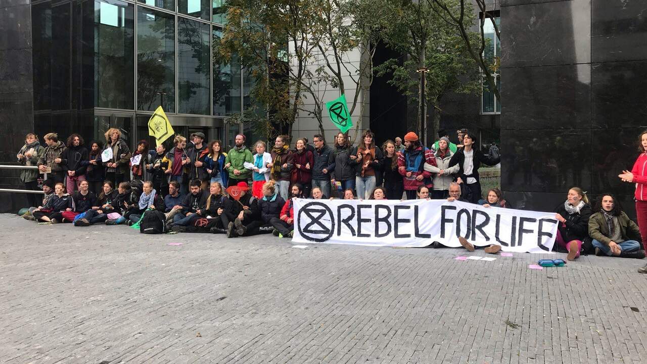 Honderden klimaatactivisten voeren actie op de Zuidas en in het Vondelpark