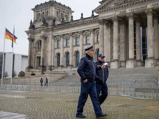 Duitse politie arresteert 25 rechts-extremisten die parlement wilden aanvallen