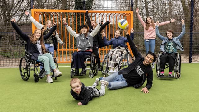 Bibian Mentel speelde samen met Soufiane Touzani een spelletje met een groepje kinderen.