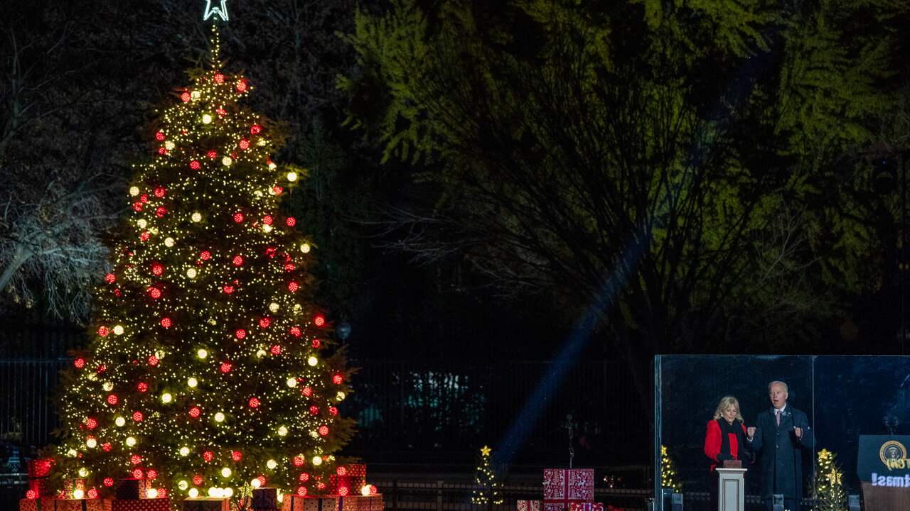 Beeld uit video: Biden verlicht voor het eerst nationale kerstboom van VS