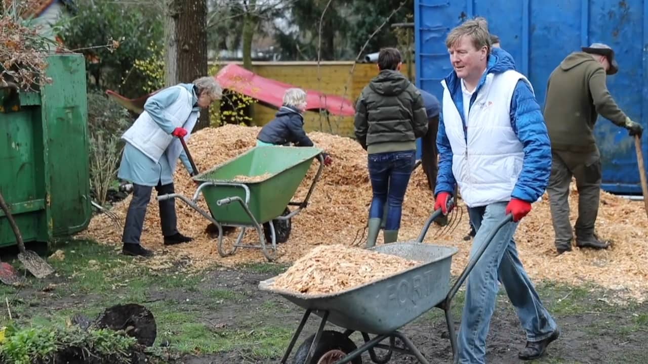 Beeld uit video: Koning steekt handen uit de mouwen voor vrijwilligersdag NLdoet