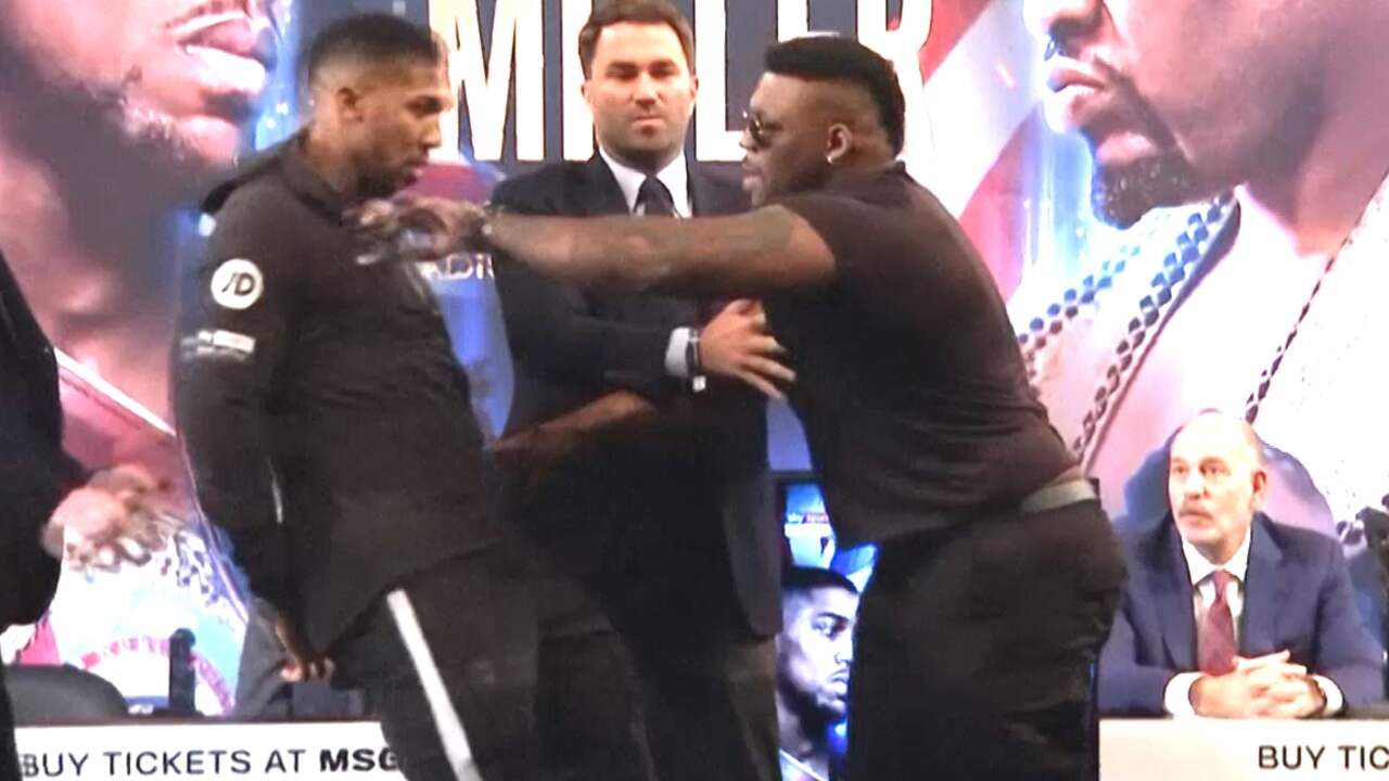 Bokskampioen Joshua krijgt duw tijdens staredown