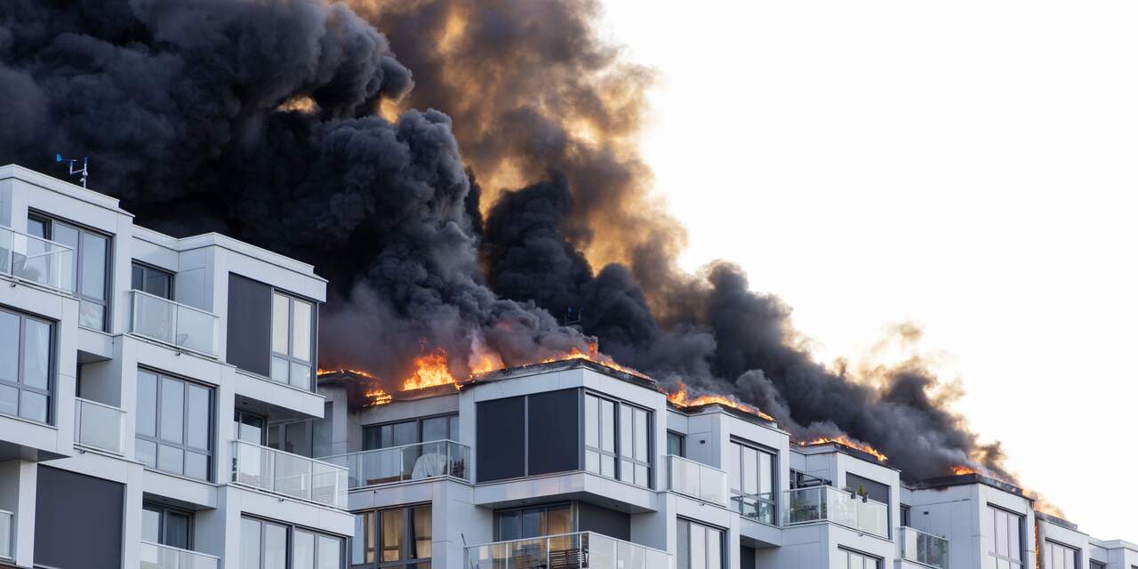 Grote brand in appartementencomplex Amsterdam-Oost, knooppunt Amstel dicht