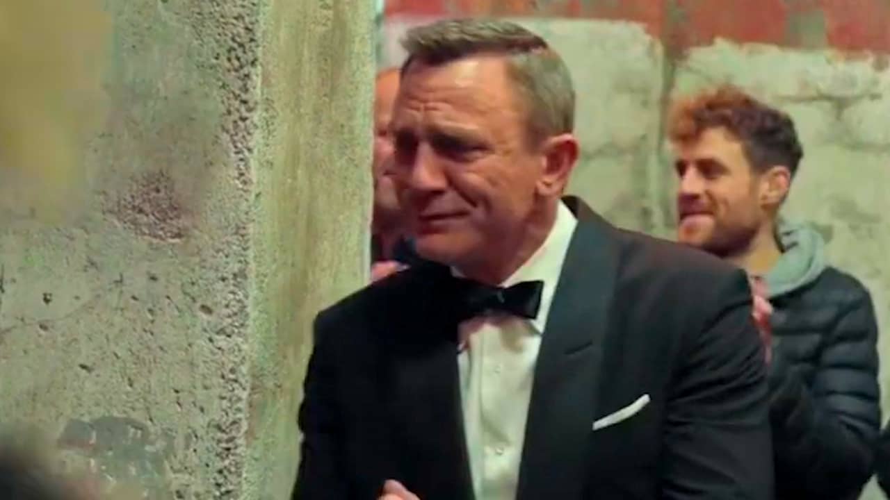 Beeld uit video: Daniel Craig bedankt crew Bond-films in emotionele toespraak