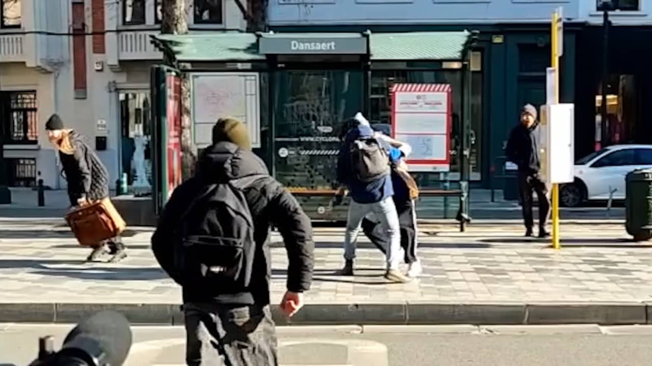 Beeld uit video: Omstander onderbreekt vechtscène bij filmopnames in Brussel