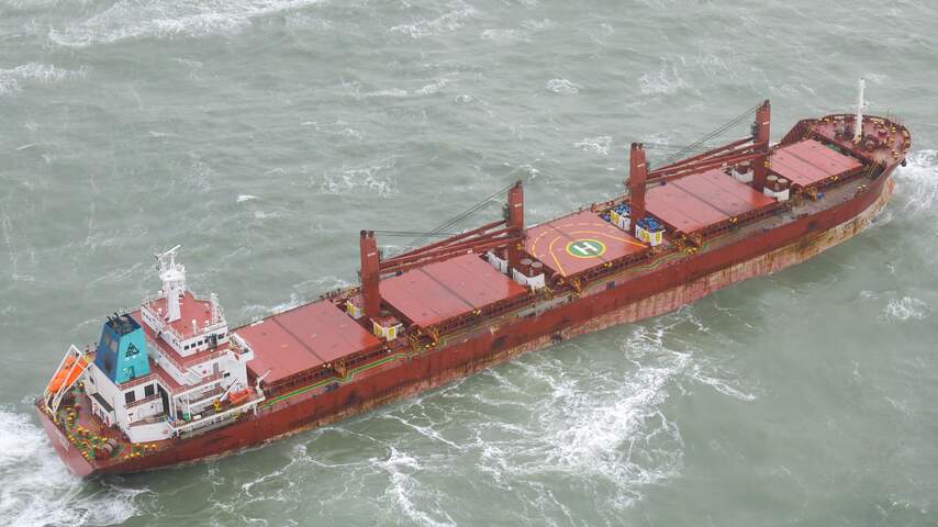 Julietta D stuurloos op de Noordzee