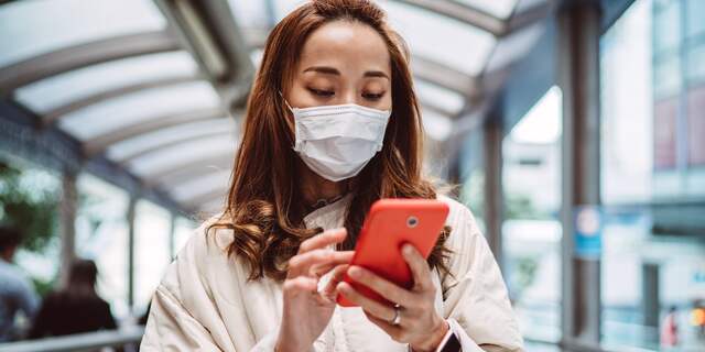 Smartphone, coronavirus, mondkapje