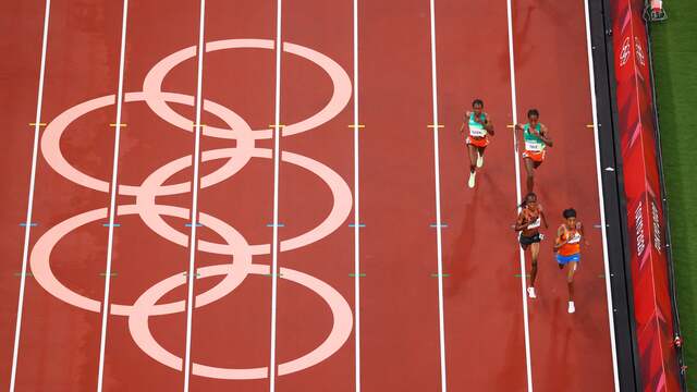 Sifan Hassan blijft in de eindsprint de Ethiopische Agnes Jebet Tirop nipt voor.