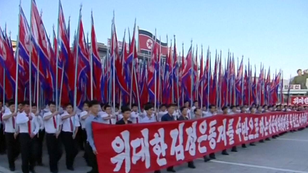 Beeld uit video: Tienduizenden Noord-Koreanen betuigen steun aan verklaring Kim Jong-un tegen VS